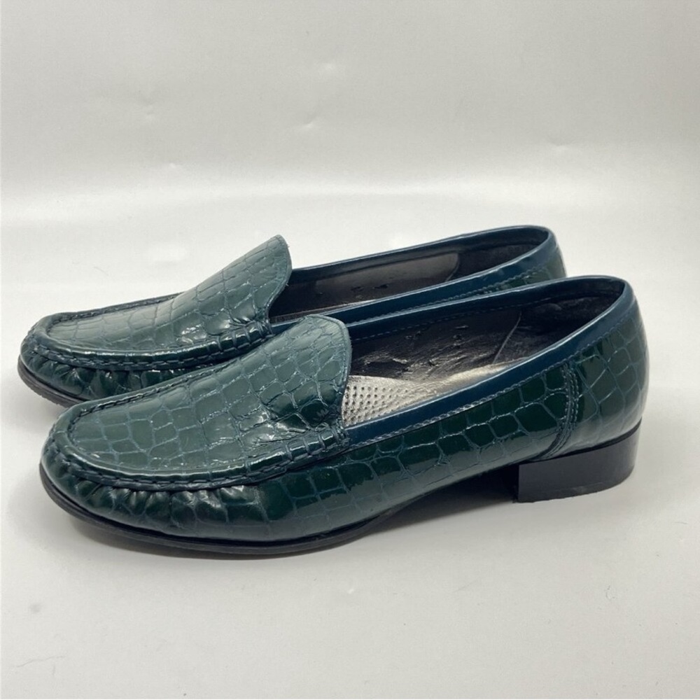 Elegant Green Crocodile Pattern Loafers - Picture 5 of 6